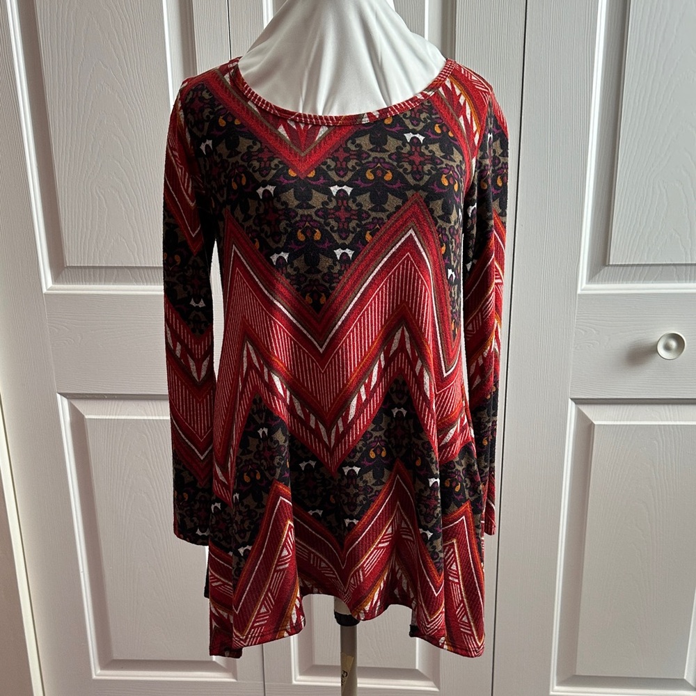 Chic Chevron Patterned Tunic in Red and Black